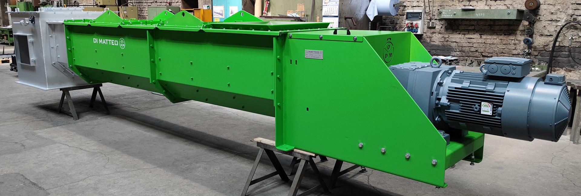 Feeding screw conveyors