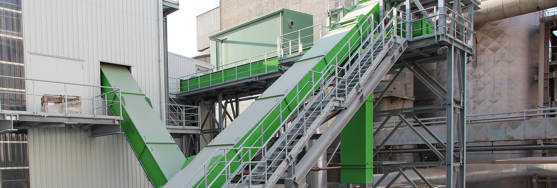 Drag chain conveyors